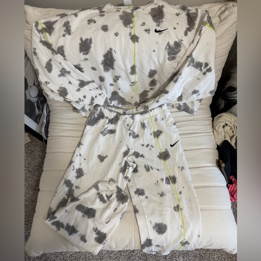 Unique Nike tye dye set